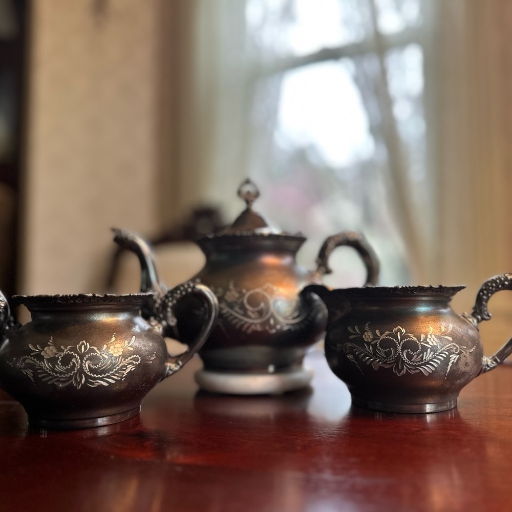 Antique Black Silverplate Tea Set – Teapot, Creamer & Sugar Bowl (EPNS) - Picture 2 of 8